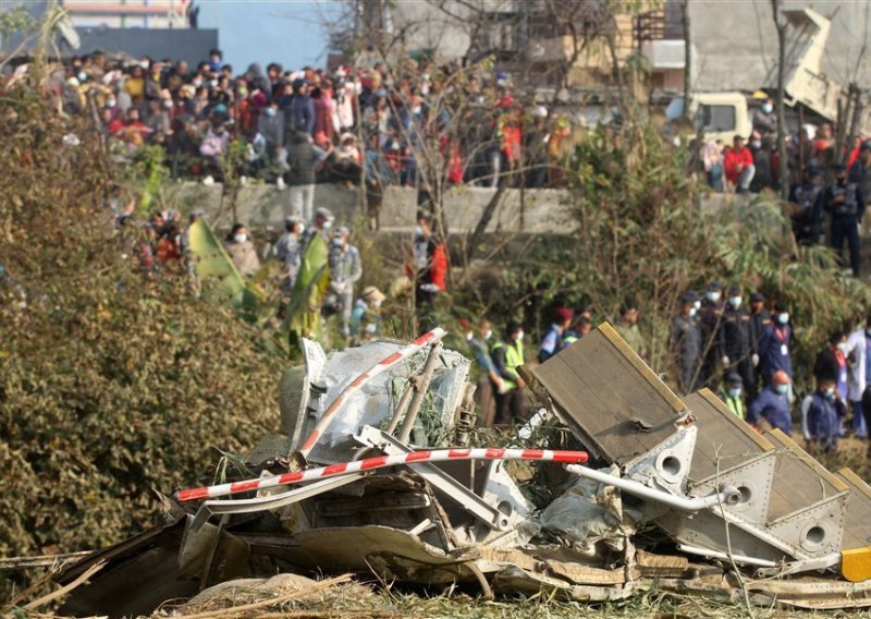 Dronovi u Nepalu traže nestale nakon najteže zrakoplovne nesreće, spasioci se pomoću užadi spuštaju u kanjon