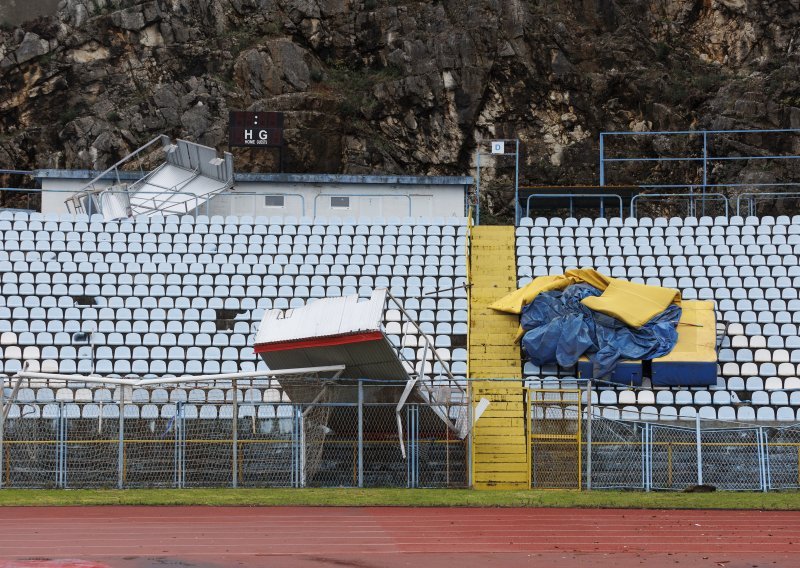 [FOTO] Snažan vjetar poharao stadion na Kantridi, srušili se elementi teški nekoliko tona