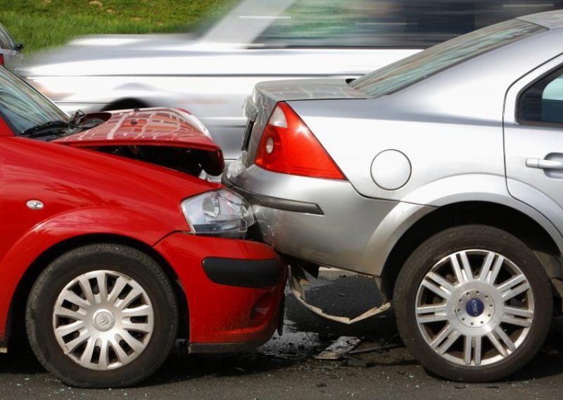 Lančani sudar šest automobila, dvije osobe ozlijeđene