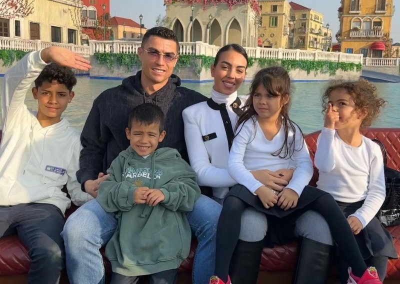 Prava avantura: Cristiano Ronaldo istražuje Rijad s Georginom i djecom