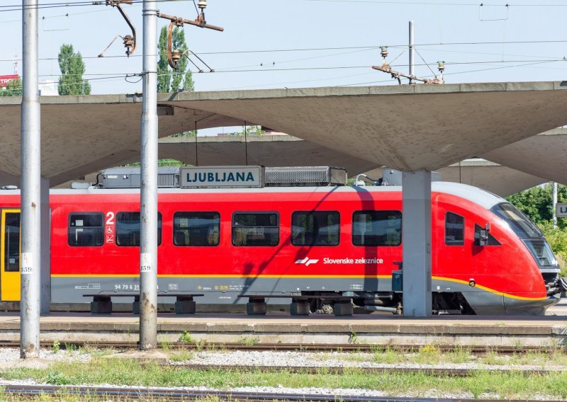 Vlak iskočio iz tračnica kod Novog Mesta zbog srušenog stabla, dvije osobe ozlijeđene