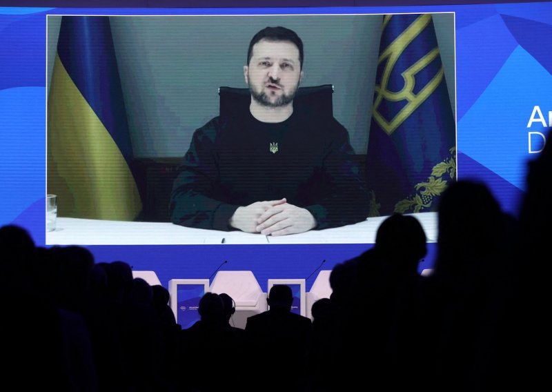 Zelenski u Davosu opet pozvao saveznike da što prije pošalju tenkove: 'Dok vi razmišljate, Rusija ubija'