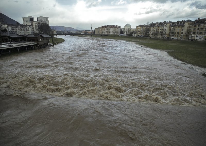 Strava u Sarajevu: Poplave pogodile Bosnu i Hercegovinu, u Miljacki se utopila djevojka