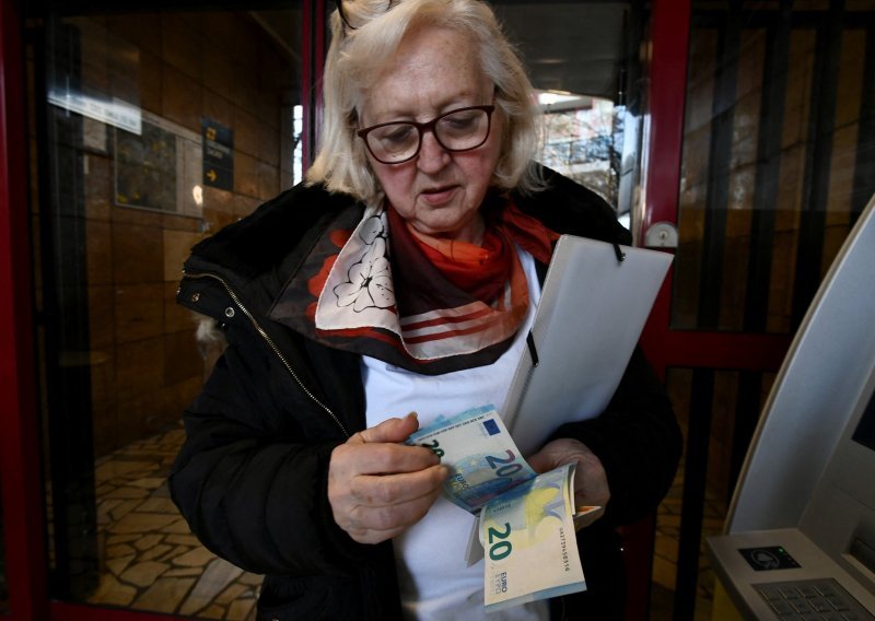 Potrošači u eurozoni i dalje očekuju zamjetno slabiji rast plaća od inflacije