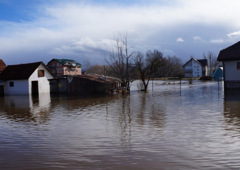Zbog poplava izvanredna situacija u dijelu Srbije, traje potraga za dvije osobe koje su upale u nabujalu rijeku