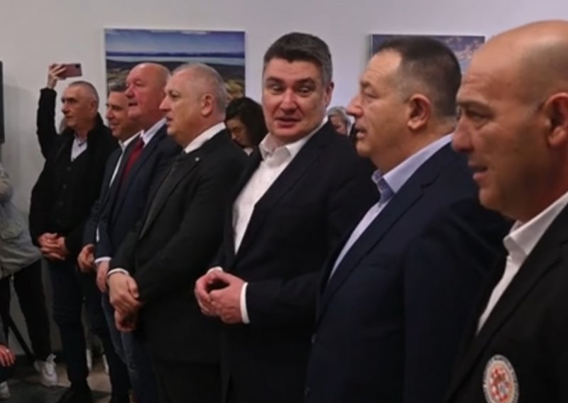[VIDEO] Nakon dodjele odlikovanja braniteljima Milanović zapjevao: 'Nek' ti kušin bude stina'