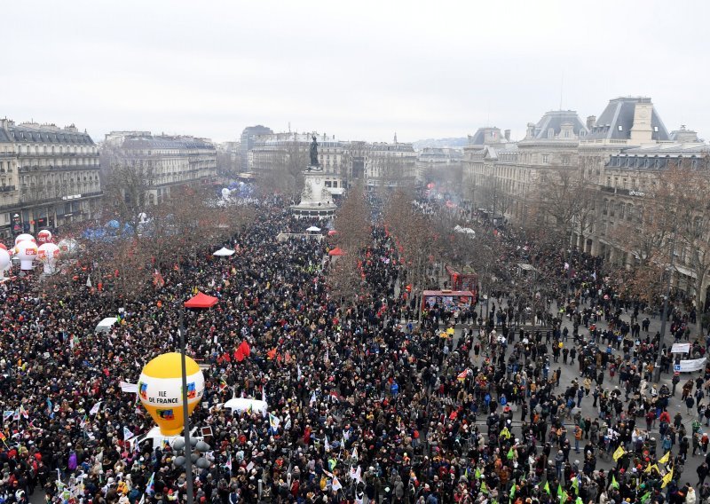 Više od milijun ljudi izašlo na ulice zbog Macronove mirovinske reforme