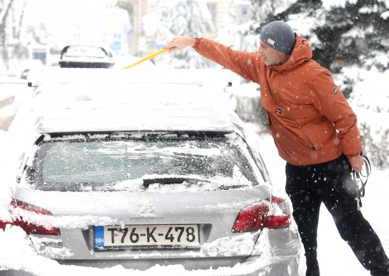 [FOTO] Snježni pokrivač od 45 cm otežao promet u Hercegovini, vlak iz Sarajeva kasnio tri sata