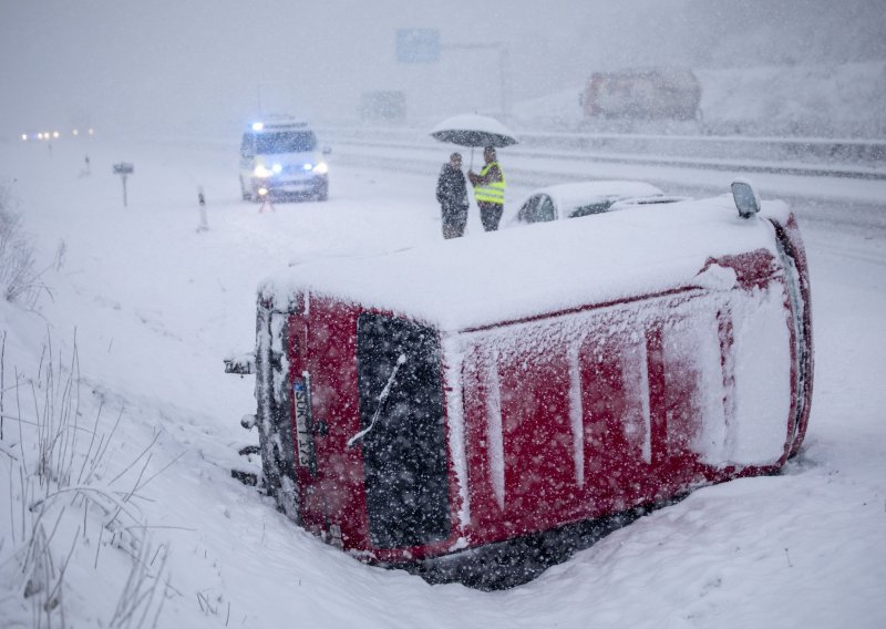 Snježni kaos u srcu Europe: Nestanci struje i brojne tragedije u Njemačkoj, Češkoj, Poljskoj, Slovačkoj...