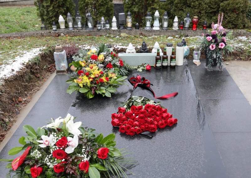 [FOTO] Obožavatelji na grobu Akija Rahimovskog ostavili ruže, ali i pivo iz njegove voljene Makedonije
