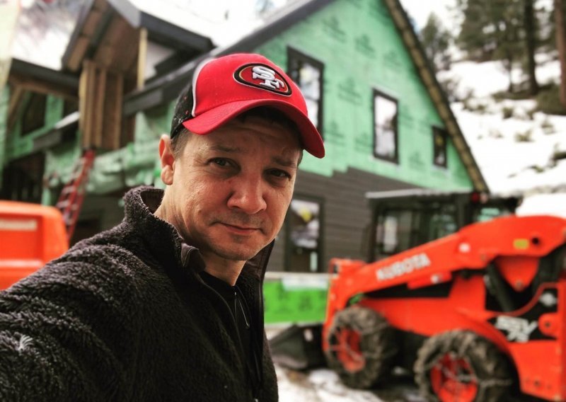 Glumac Jeremy Renner otkrio da je u nesreći slomio više od 30 kostiju