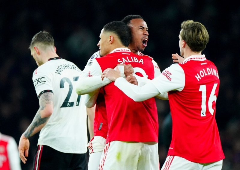 Arsenal nakon dvostruke VAR provjere u završnici vrhunske utakmice slavio protiv Manchester Uniteda