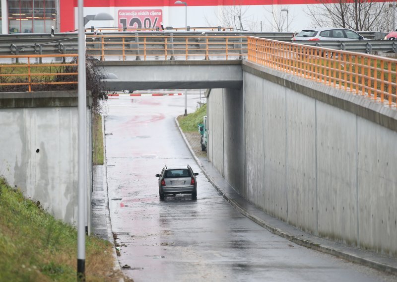 [FOTO] Vozač u Zagrebu zaglavio automobilom u poplavljenom pothodniku