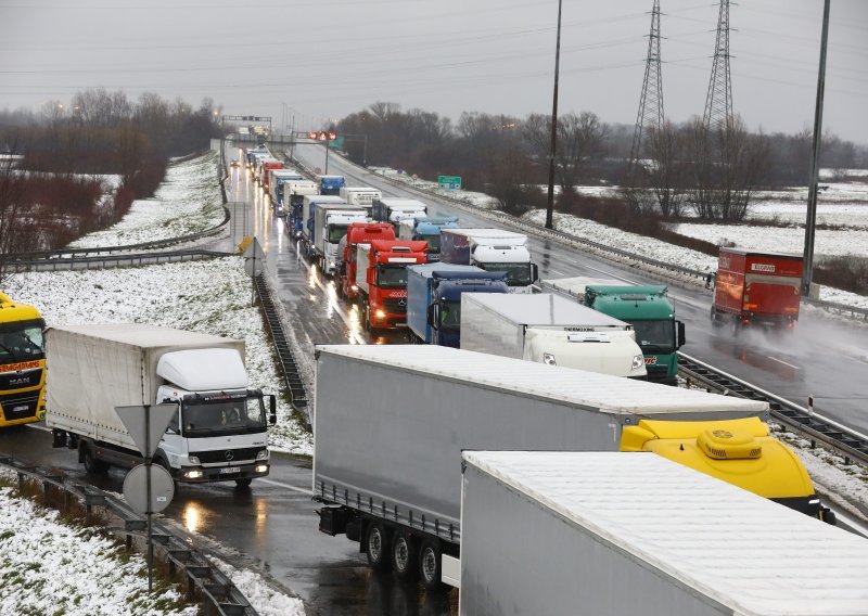 [VIDEO/FOTO] Kamioni ne smiju prema Ljubljani pa je nastao potpun prometni kolaps na autocesti, stvorila se kilometarska kolona
