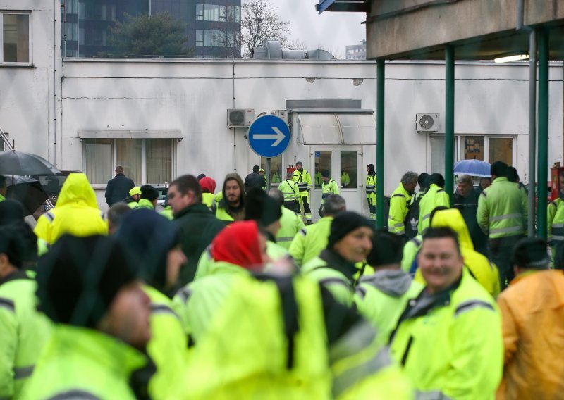 [FOTO/VIDEO] Radnici Čistoće u Zagrebu nastavljaju štrajk: 'Dok traju pregovori, nijedan radnik ne odvozi smeće'