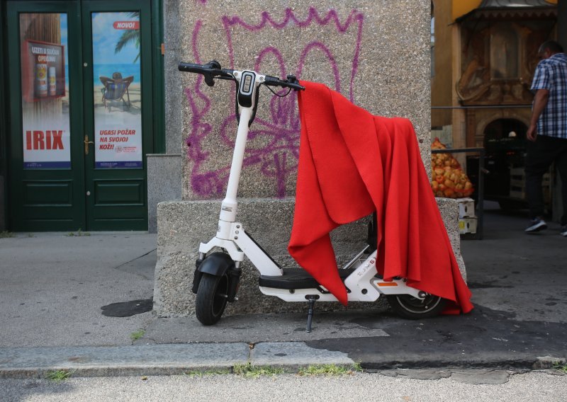 81-godišnjak u pješačkoj zoni u centru Zagreba jurio električnim romobilom, pao je i teško se ozlijedio