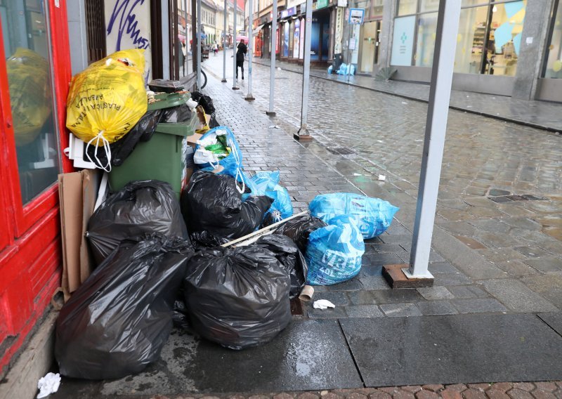 [FOTO] Smeće se već počelo gomilati na ulici, a štrajk radnika Čistoće ušao je u drugi dan