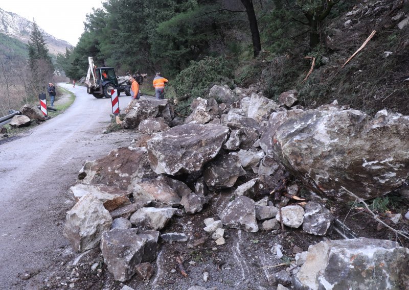 Uklonjeno oko 40 'kubika' opasnih dijelova stijena kod Omiša