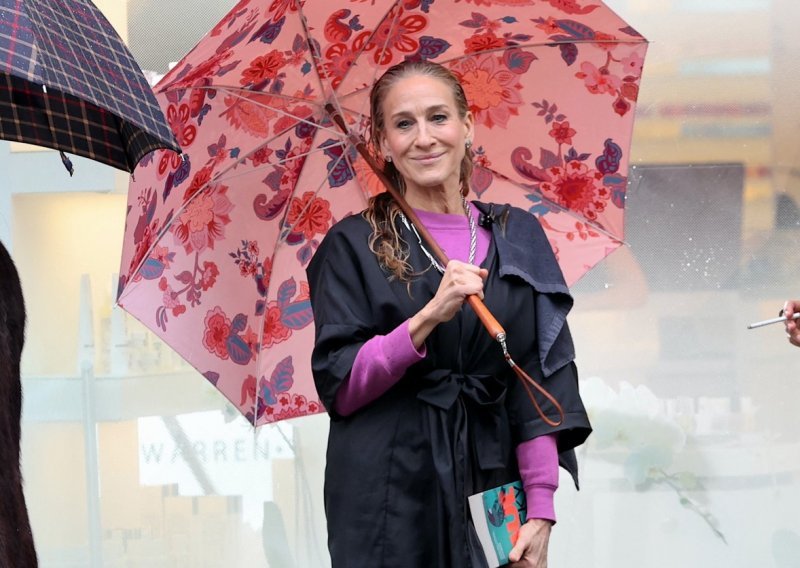 Ne znate kako se odjenuti u kišnim danima sa stilom? Sjajno rješenje nudi Carrie Bradshaw