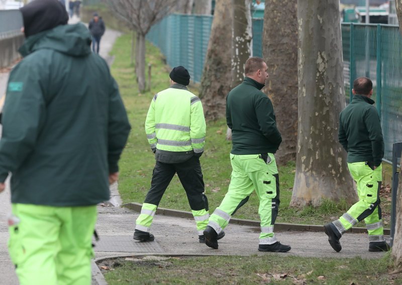 Kamioni Čistoće nisu se pomaknuli treći dan: Vozimo u bregove, idemo u rikverc u uskim ulicama, to je stresan posao