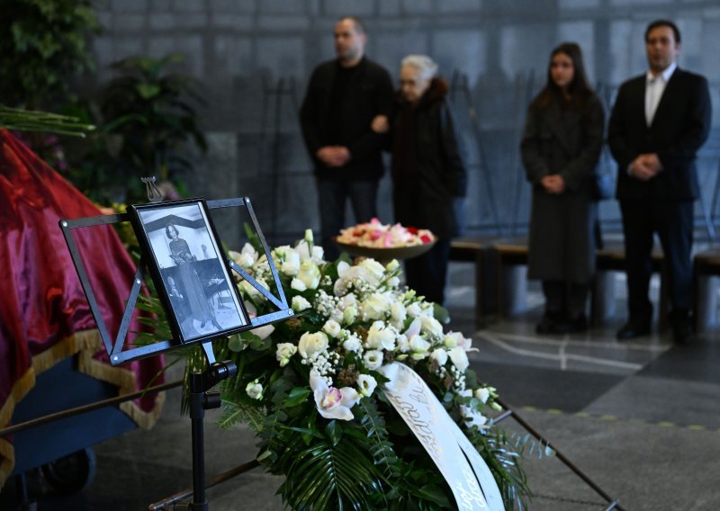 [FOTO] Na Zagrebačkom krematoriju pokopana legendarna novinarka Silvija Luks Kalogjera