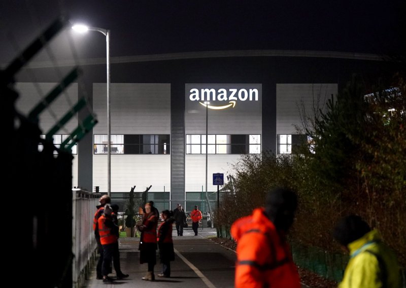 Stotine radnika Amazona štrajka u Velikoj Britaniji: 'Robote tretiraju bolje nego nas'