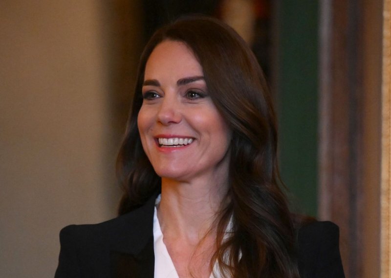 Poslovna elegancija nikad nije bila toliko chic: Kate Middleton ponovno reciklira omiljeni komad iz ormara