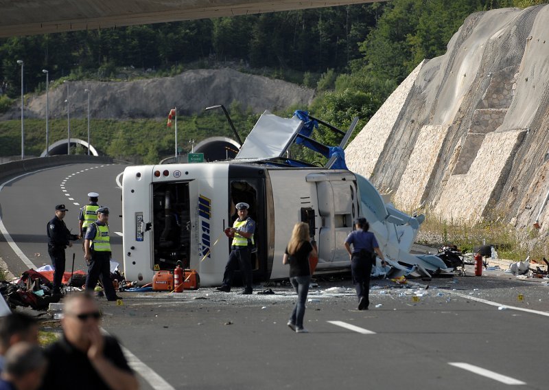 Više poginulih u prevrtanju autobusa na autocesti A1