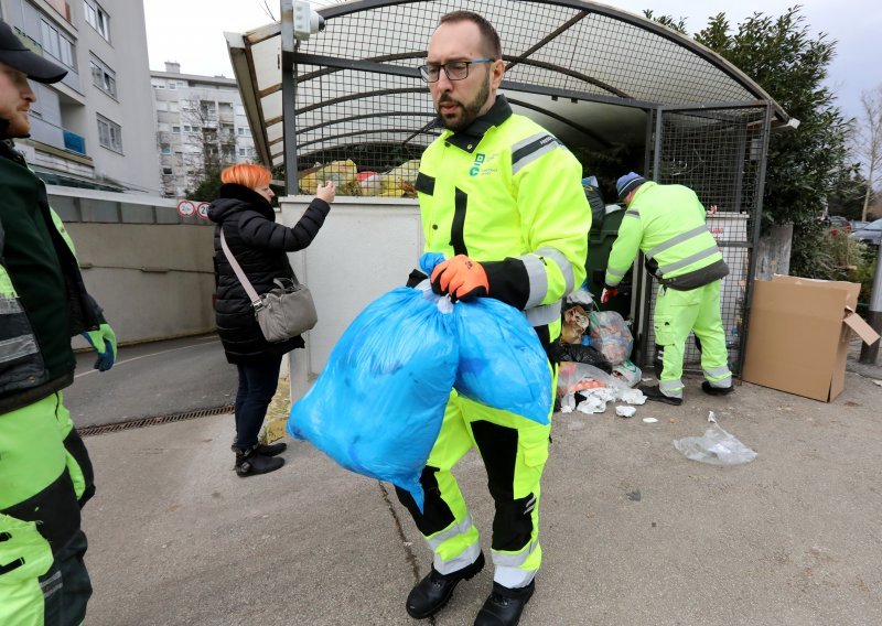 [VIDEO/FOTO] Štrajk je okončan, Tomašević krenuo osobno čistiti ulice: 'Danas sam na edukaciji kao pomoćni radnik'