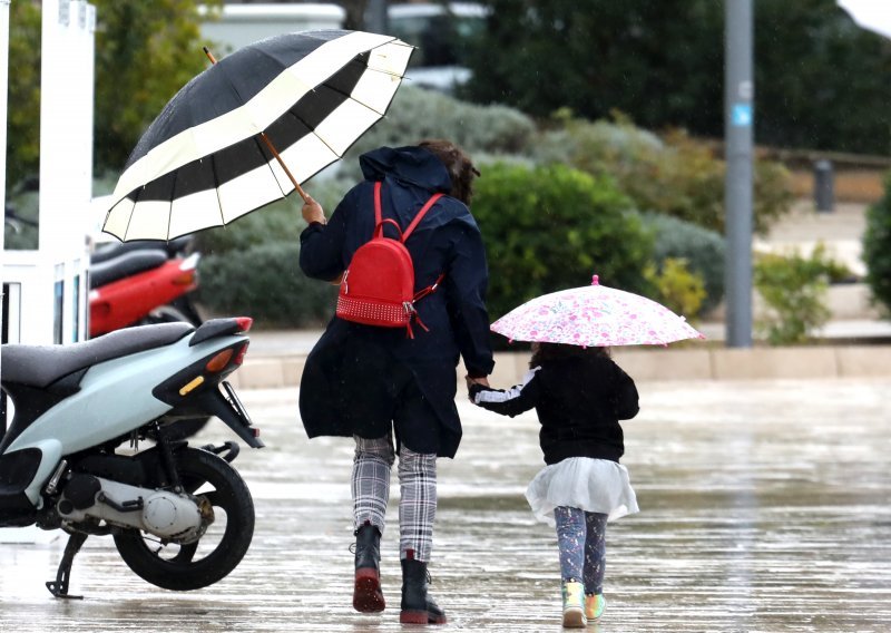 Zbog olujne bure i dalje na snazi meteoalarm za Velebitski kanal i Kvarner, u ostatku zemlje oblačno s povremeno slabim snijegom