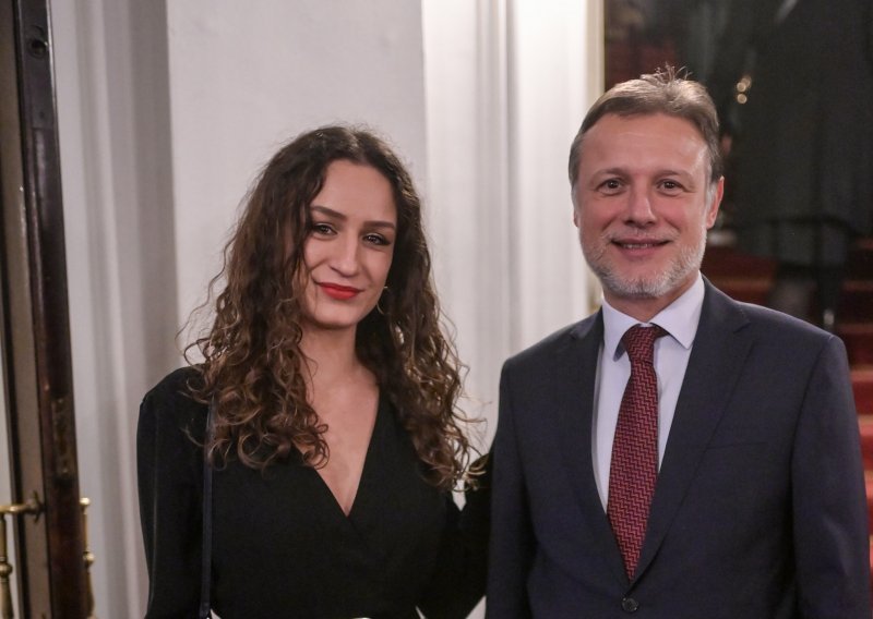 Ponosan na svoju pratnju: Umjesto supruge Sonje, Gordan Jandroković na balet poveo kćer