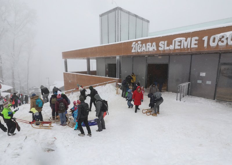 [FOTO] Početak skijaške sezone na Sljemenu izazvao prometni kaos, policija zatvorila Sljemensku cestu: Preporučuje se javni prijevoz