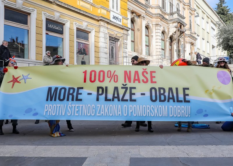U Opatiji i Splitu prosvjedovalo se protiv Zakona o pomorskom dobru: 'Želimo čiste i dostupne plaže i more'