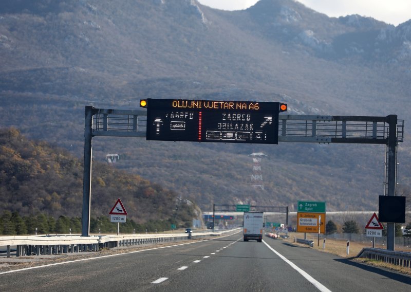 HAK: Zbog prometne nesreće na A1 između Vrpolja i Šibenika vozi se jednim trakom