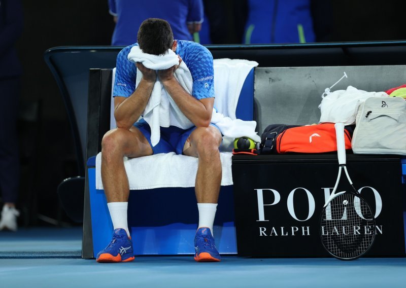 [VIDEO] Novak Đoković sjeo je na klupu, prekrio lice ručnikom i dugo jecao, najvjerojatnije se sjetio...