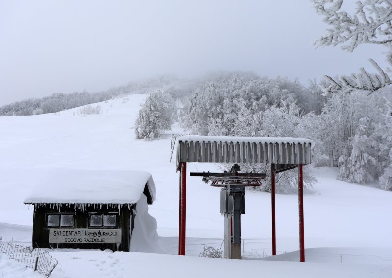 Olimpijski centar trune: Pogledajte kako na vrhuncu zime izgleda najviše naseljeno mjesto u Hrvatskoj
