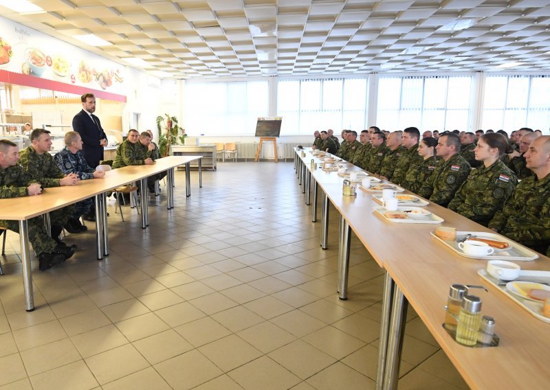Banožić s pripadnicima HV-a uoči odlaska u NATO aktivnost u Litvu