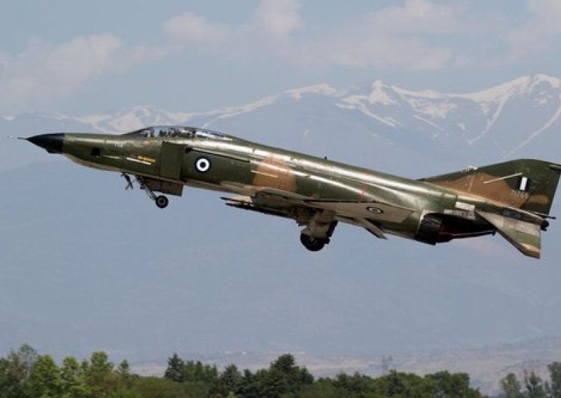 Grčki zrakoplov F-4 srušio se u Jonsko more, spasioci tragaju za pilotima