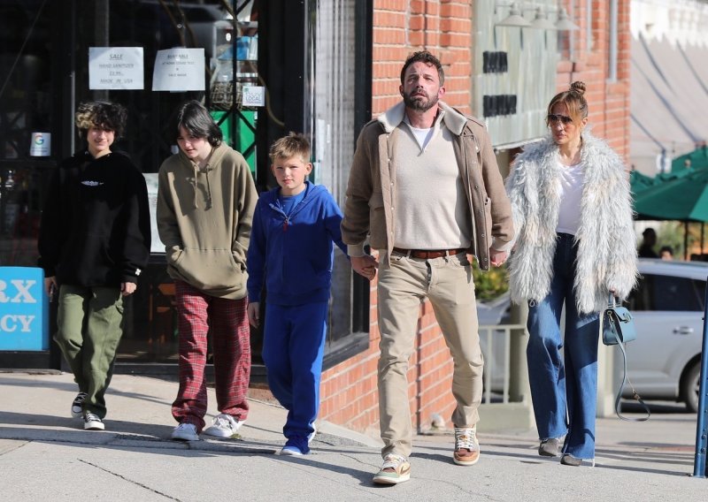 Dok je njezin bivši suprug slavio svoj četvrti brak, Jennifer Lopez je s Benom Affleckom i djecom snimljena u šetnji