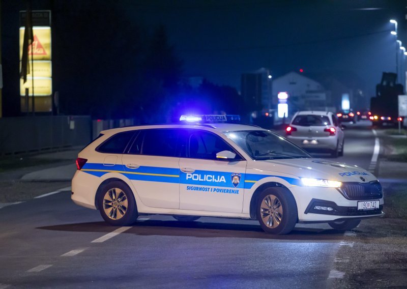 Kod Gornjeg Stupnika sudarili se automobil i kombi, jedna osoba poginula