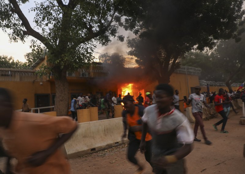 U napadu na tri sela u Burkini Faso ubijeno 170 ljudi