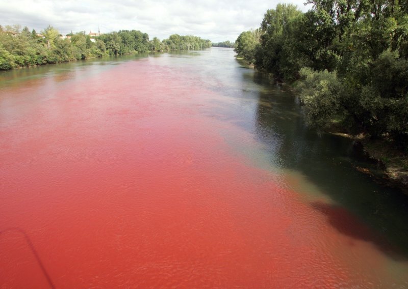 [VIDEO] Užasni prizori u Zenici: Zagađena rijeka Bosna obojana u crveno