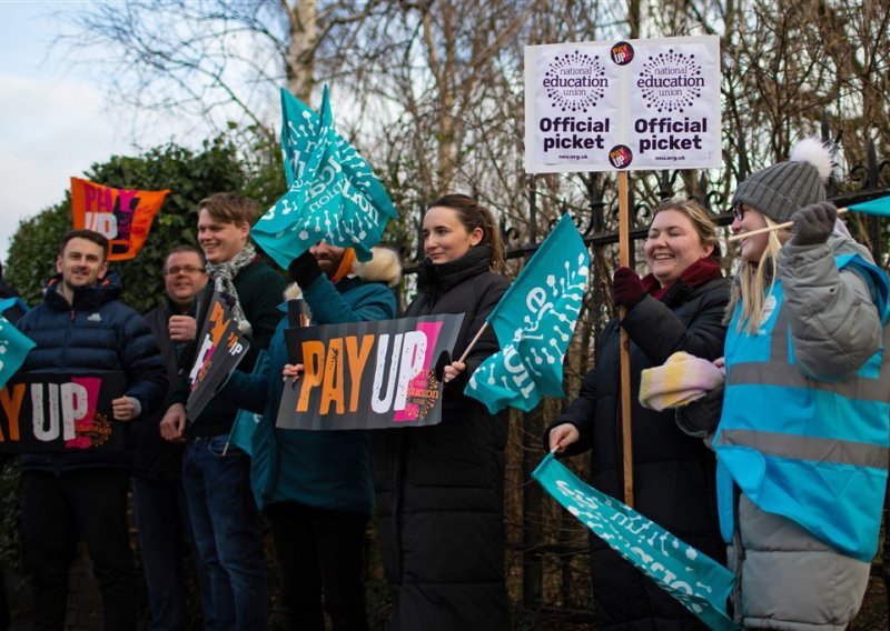 Pola milijuna britanskih radnika u najvećem jednodnevnom štrajku u desetljeću