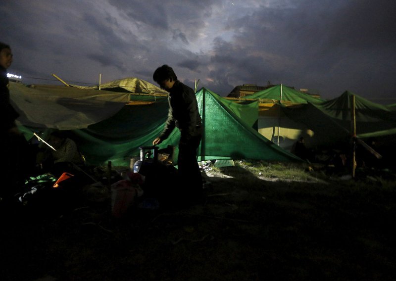 Rastu tragične brojke poginulih u Nepalu