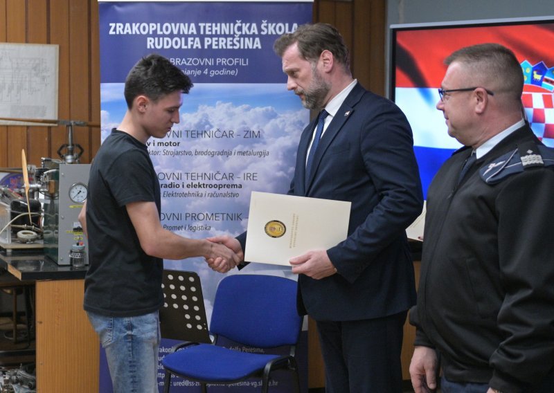 Banožić s budućim zrakoplovnim tehničarima: Vlada nastavlja s opremanjem HRZ-a