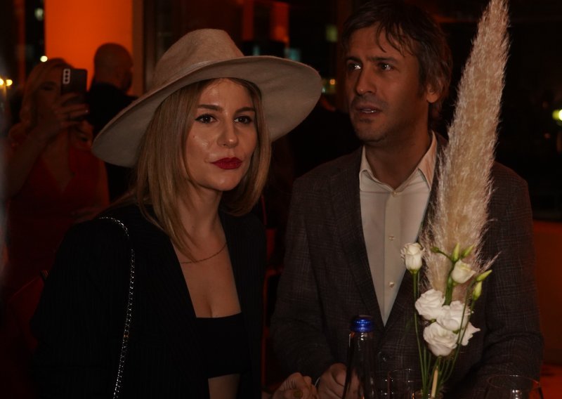 [FOTO] Ne odvajaju se: Tihana Lazović sa suprugom Branislavom u večernjem izlasku