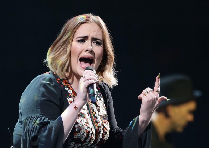 Emotivna Adele zaplakala na koncertu i posvetila pjesmu preminuloj supruzi obožavatelja
