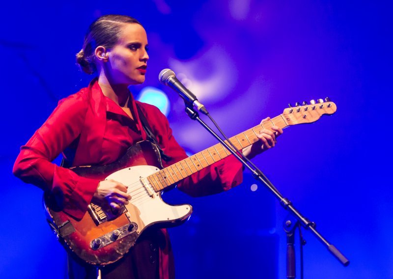 Zašto je Anna Calvi posljednja zavodnica rock glazbe