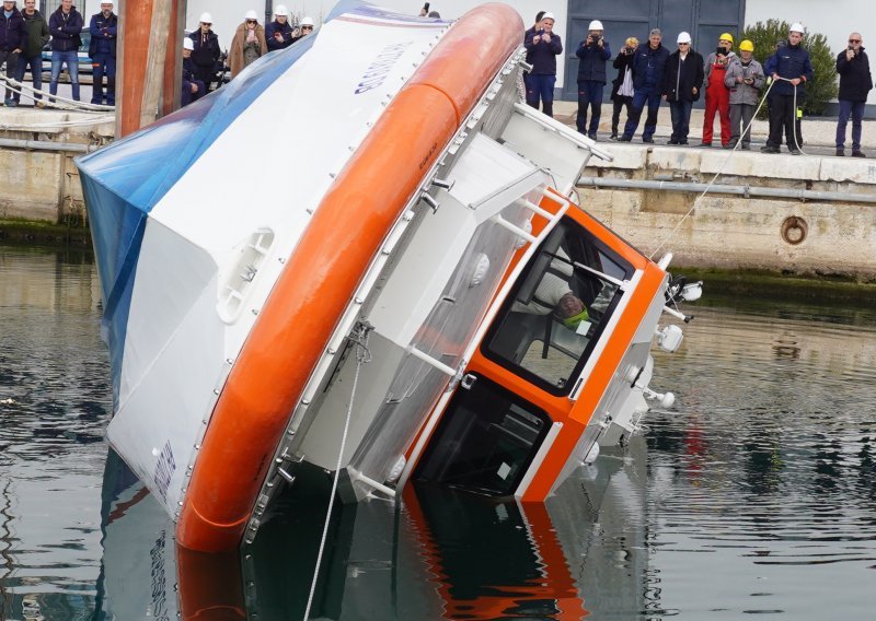 [VIDEO/FOTO] Šibenčani izgradili nepotopivi brod za spašavanje, za vrijeme opasnih testiranja za kokpitom sjedio direktor škvera