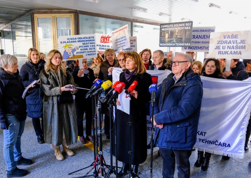 [FOTO] Prosvjeduju medicinske sestre i tehničari: Božinović i Fuchs izborili su veće koeficijente, samo Beroš to ne može!